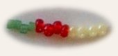 Gröna delica, röda rocaille och pärlemorfärgade seed bead. Bild från Jenny Comstedt